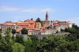 Gradbena parcela v Labinu – 1.070 m² z dovoljenjem za hišo in bazen 1