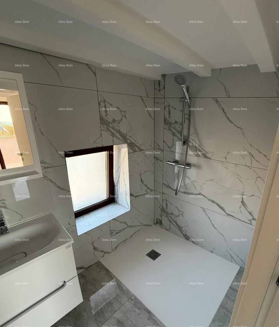 POREČ, Ristrutturata casa in pietra con vista mare 26