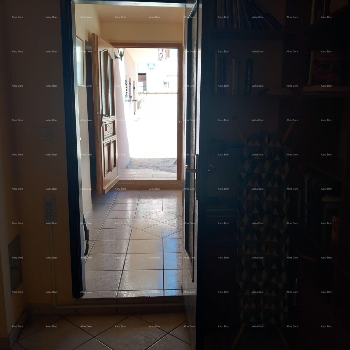 Prodaja kuće s dvorištem i parkirnim mjestima, Pula! 19