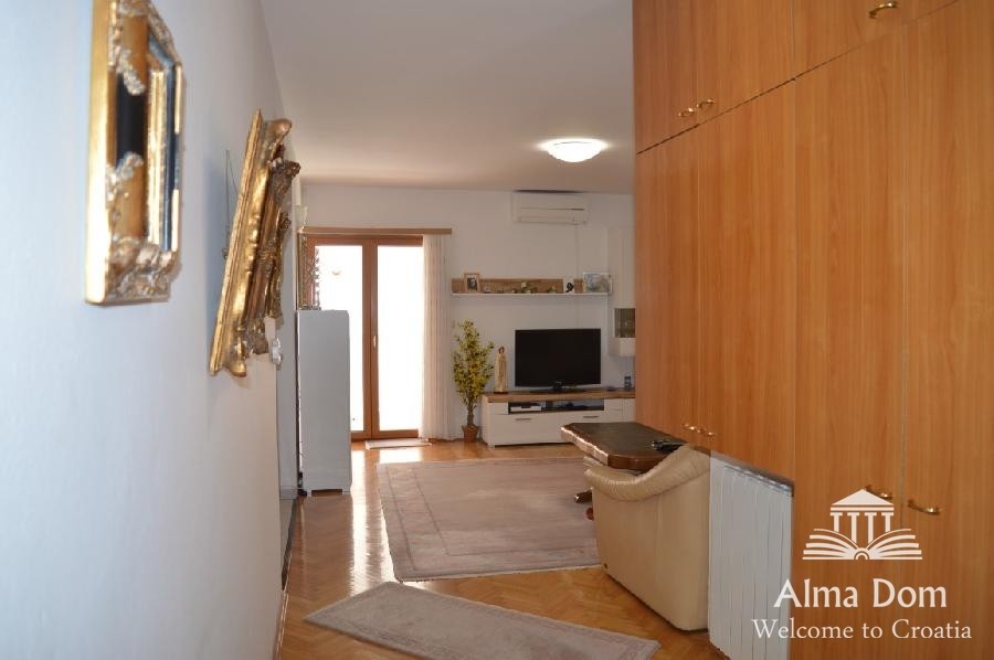 We are selling a house with five apartments in Medulin. 5