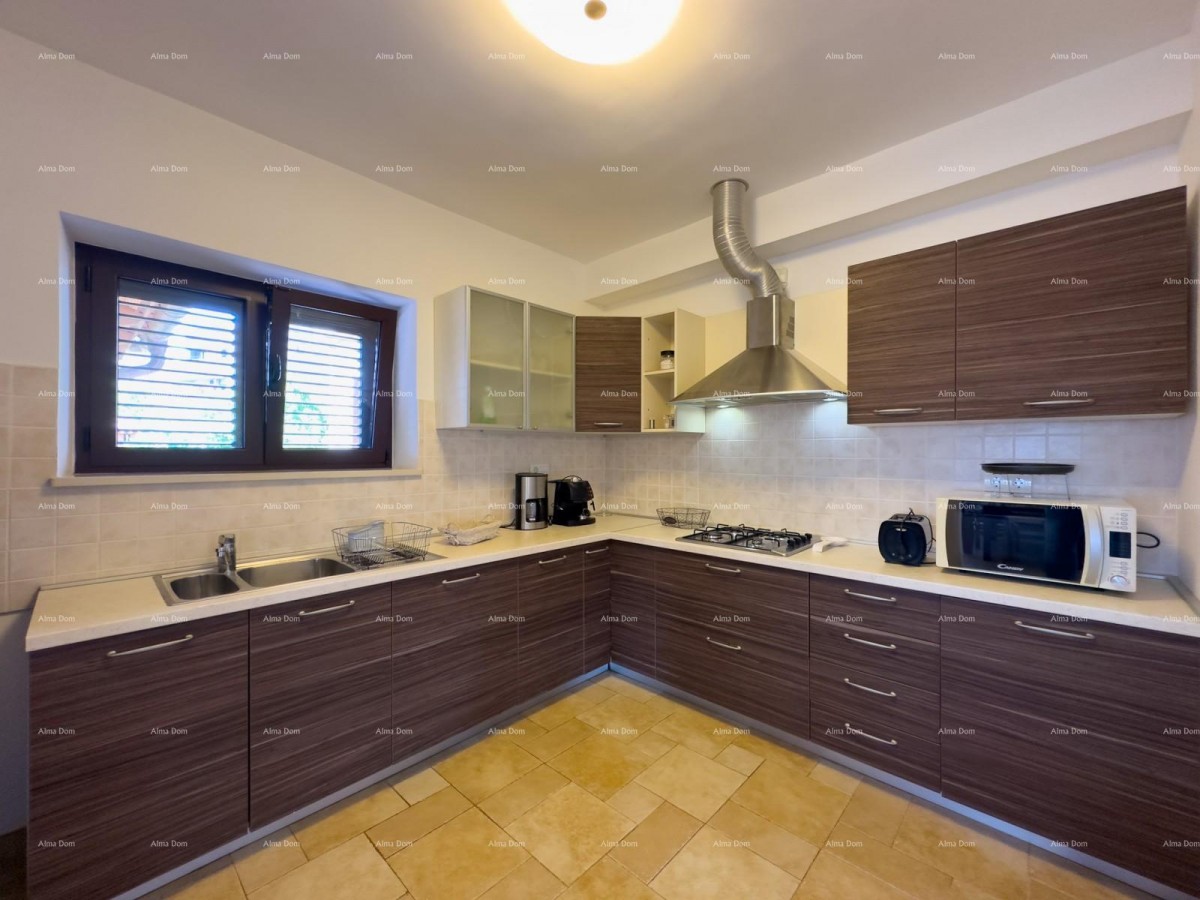 Beautiful house with a pool in Pula, ideal for a family or investment. 25