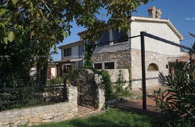 House with a restaurant near Ližnjan - Great investment!