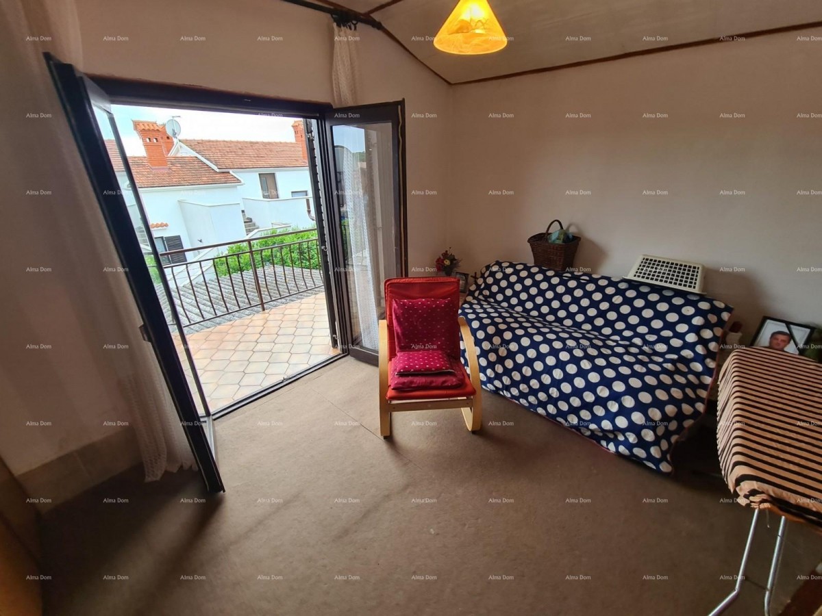 Prodamo hišo z velikim dvoriščem, Jadreški 11