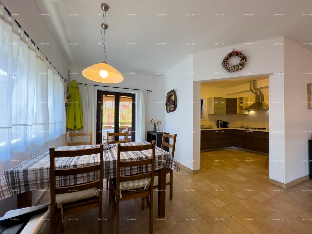 Beautiful house with a pool in Pula, ideal for a family or investment. 24