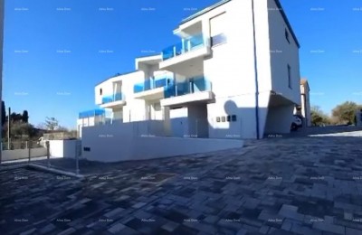 Moderan apartman u bloku A s vrtom i parkirnim mjestom, blizina Umaga!