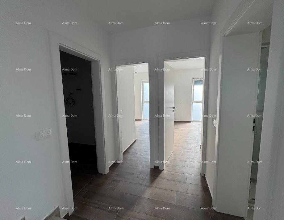 Luksuzan dvoetažni stan s pogledom na more i prostranom terasom u Zambratiji 8