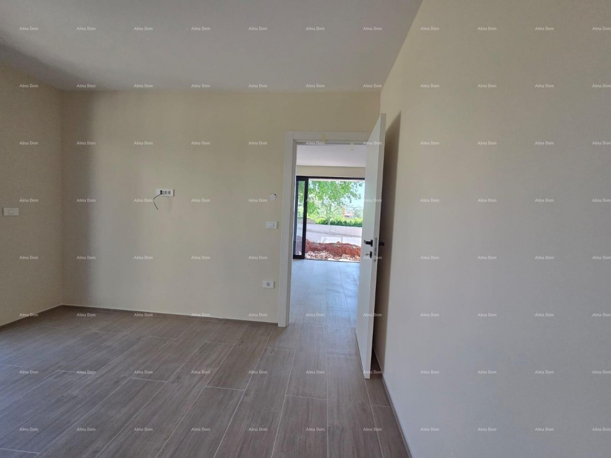 Dvosoban stan s velikim vrtom 100 metara do rive. 30