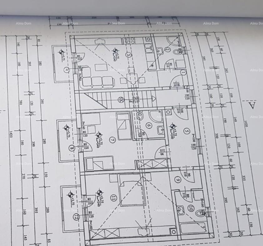 Umago. Una bella casa con sei appartamenti. 16
