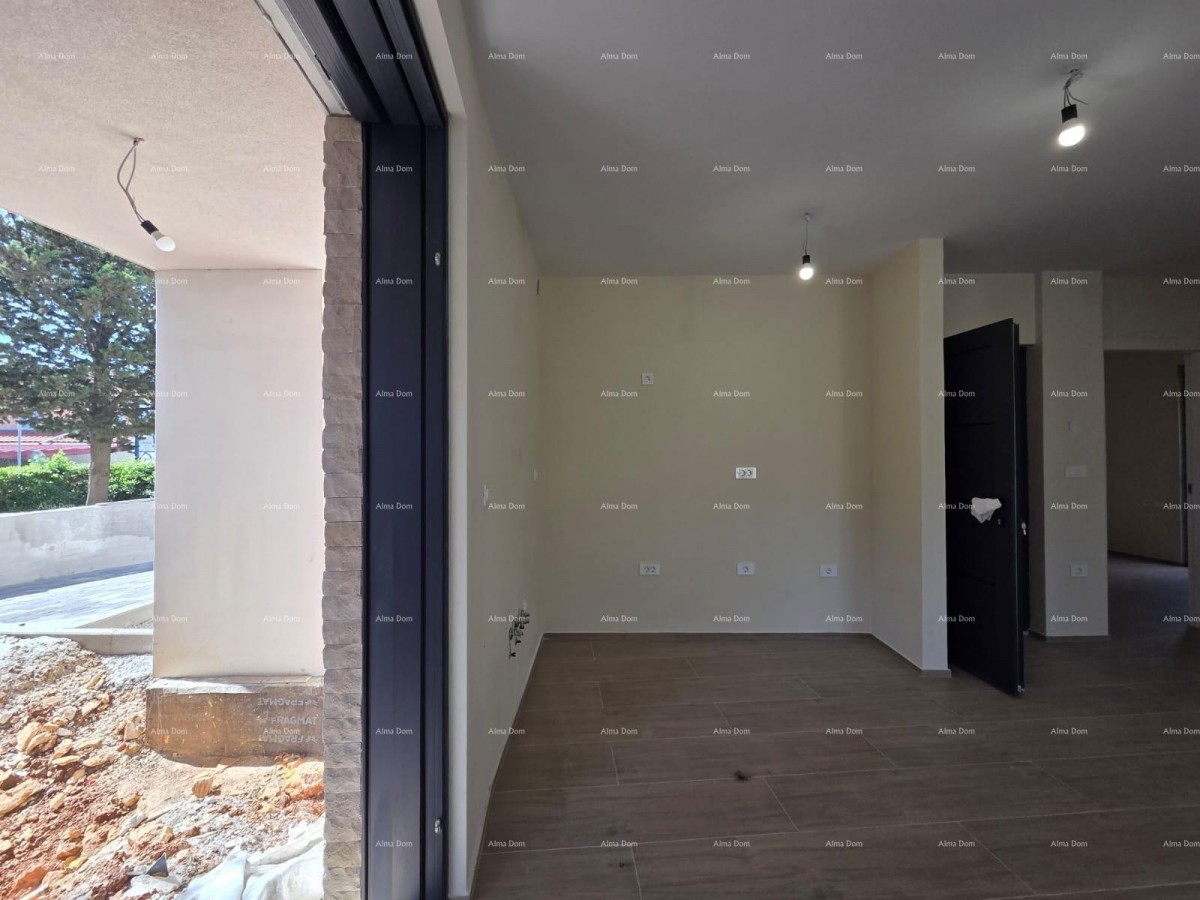 Dvosoban stan s velikim vrtom 100 metara do rive. 19