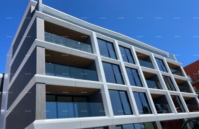 Продажа квартир в жилом и коммерческом здании с видом на море, центр Умага! / S9