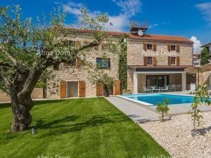 Прекрасная каменная вилла с бассейном в Истрии – сочетание традиций, роскоши и уединения 2