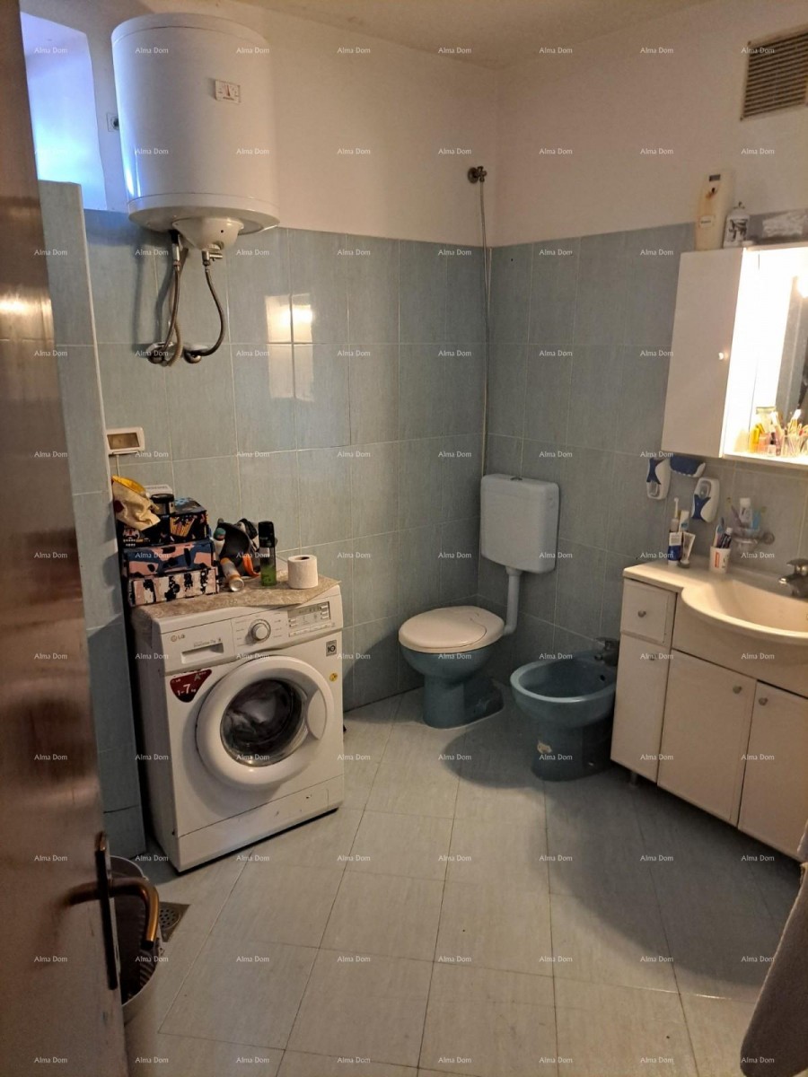 Na prodaj je hiša s kletjo, veliko teraso, dvema trisobnima stanoma in dvoriščem. Odlična priložnost za naložbo! 12