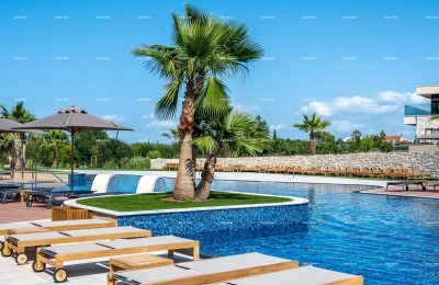 Продажа квартир - Роскошный курорт с крытым бесконечным бассейном! Умаг!