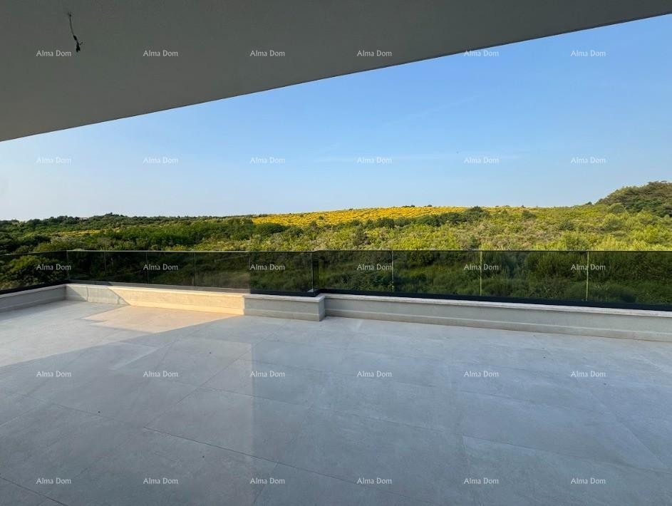 Luksuzan dvoetažni stan s pogledom na more i prostranom terasom u Zambratiji 15