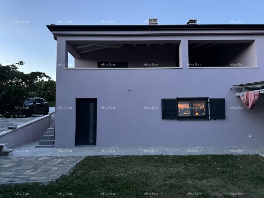 Na prodajo je čudovita nepremičnina, obdana z gozdovi in vinogradi, s pogledom na Gračišće in Učko! 2
