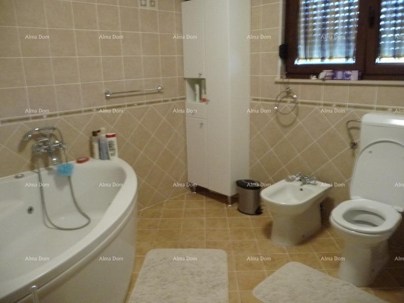 Продается большой и красивый дом в Умаге 8