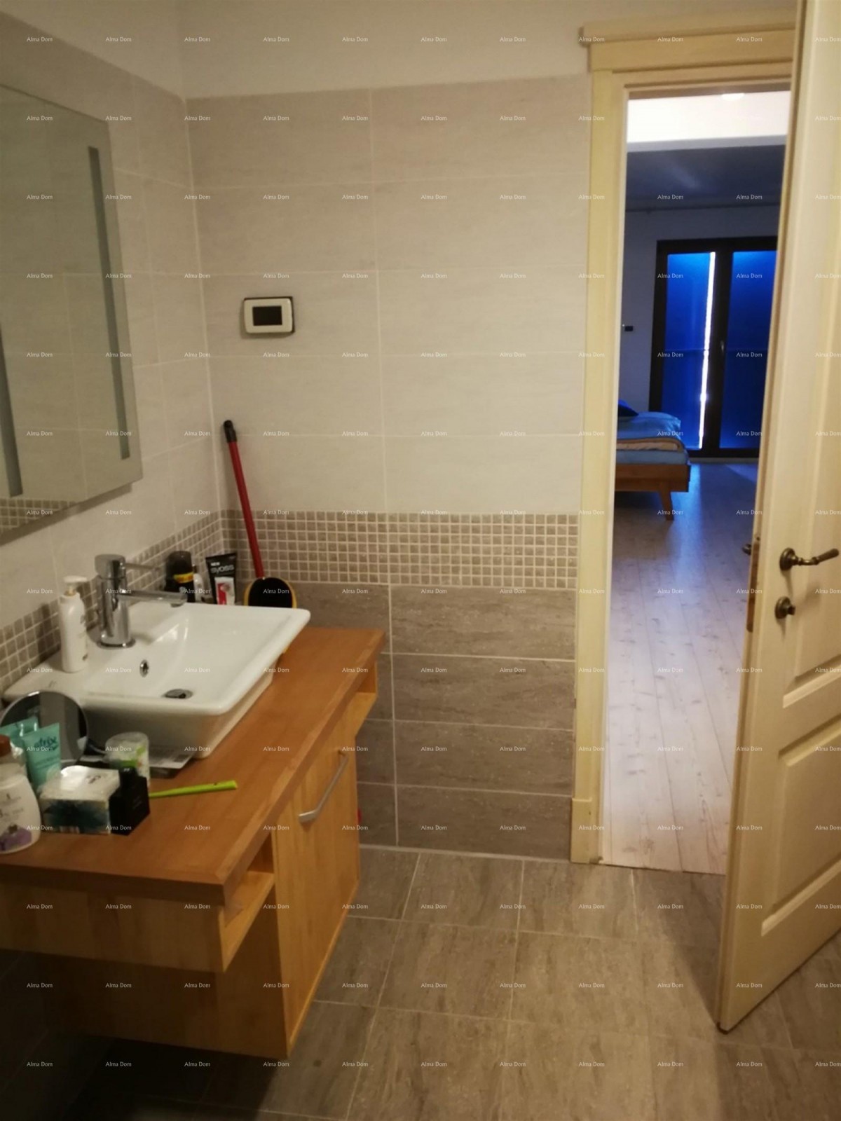 Лабин околица, Каменный дом с бассейном и большим двором 17