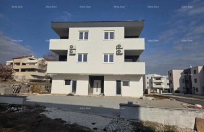 In vendita casa con tre appartamenti a Medolino