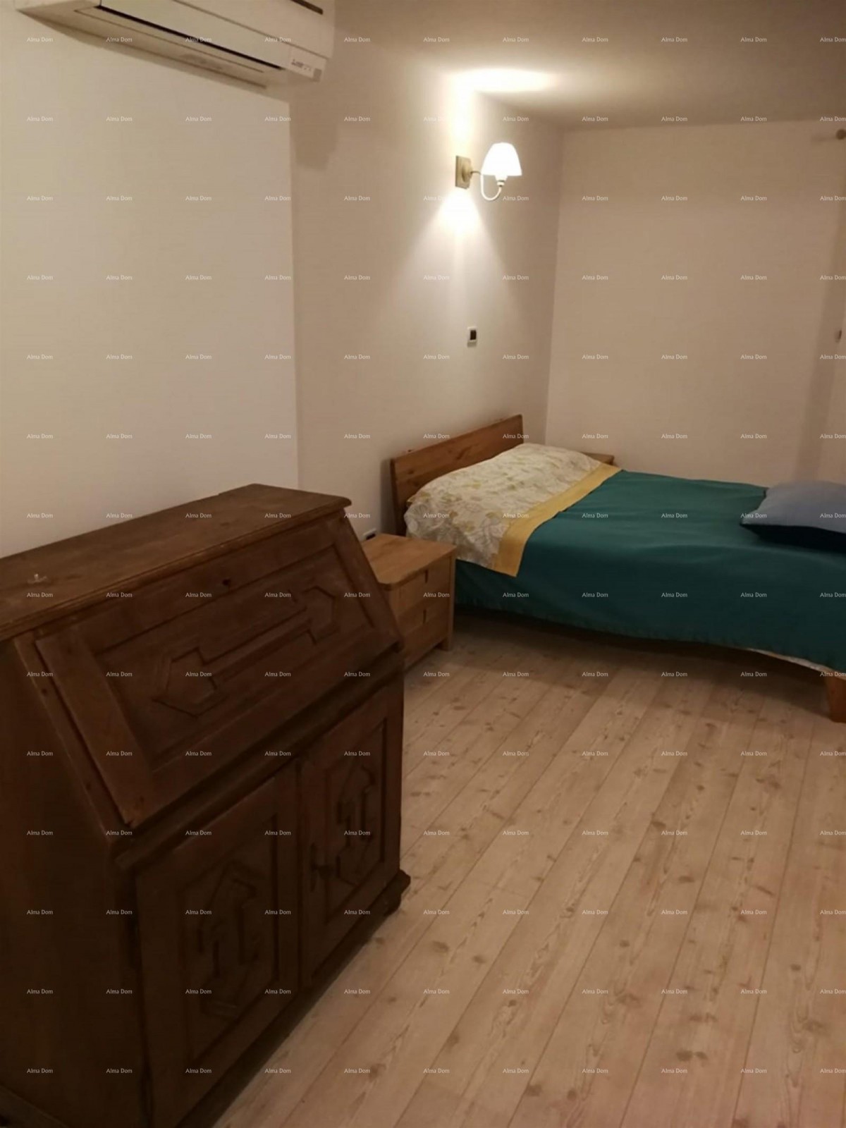 Лабин околица, Каменный дом с бассейном и большим двором 8