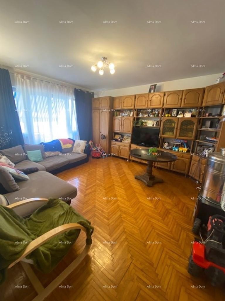 Velika samostojeća kuća. Pula. Veli vrh. 18