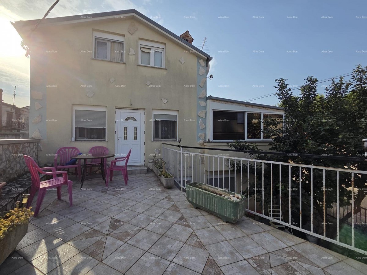 House with two residential units in Ližnjan 1