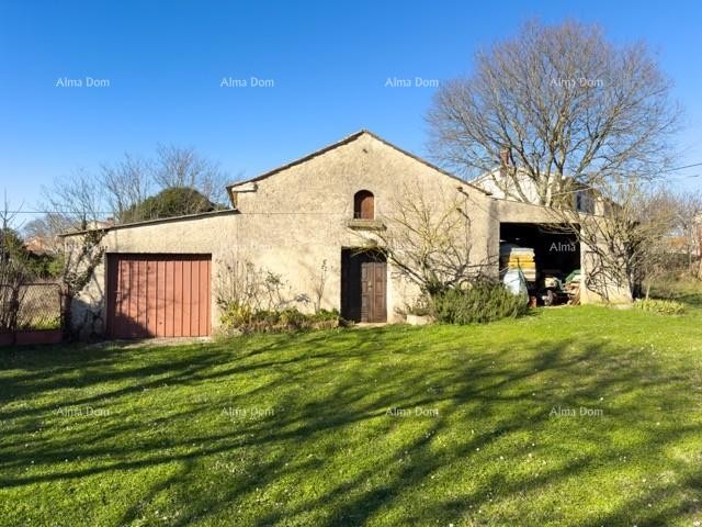 We are selling a large detached house with a spacious yard! 38