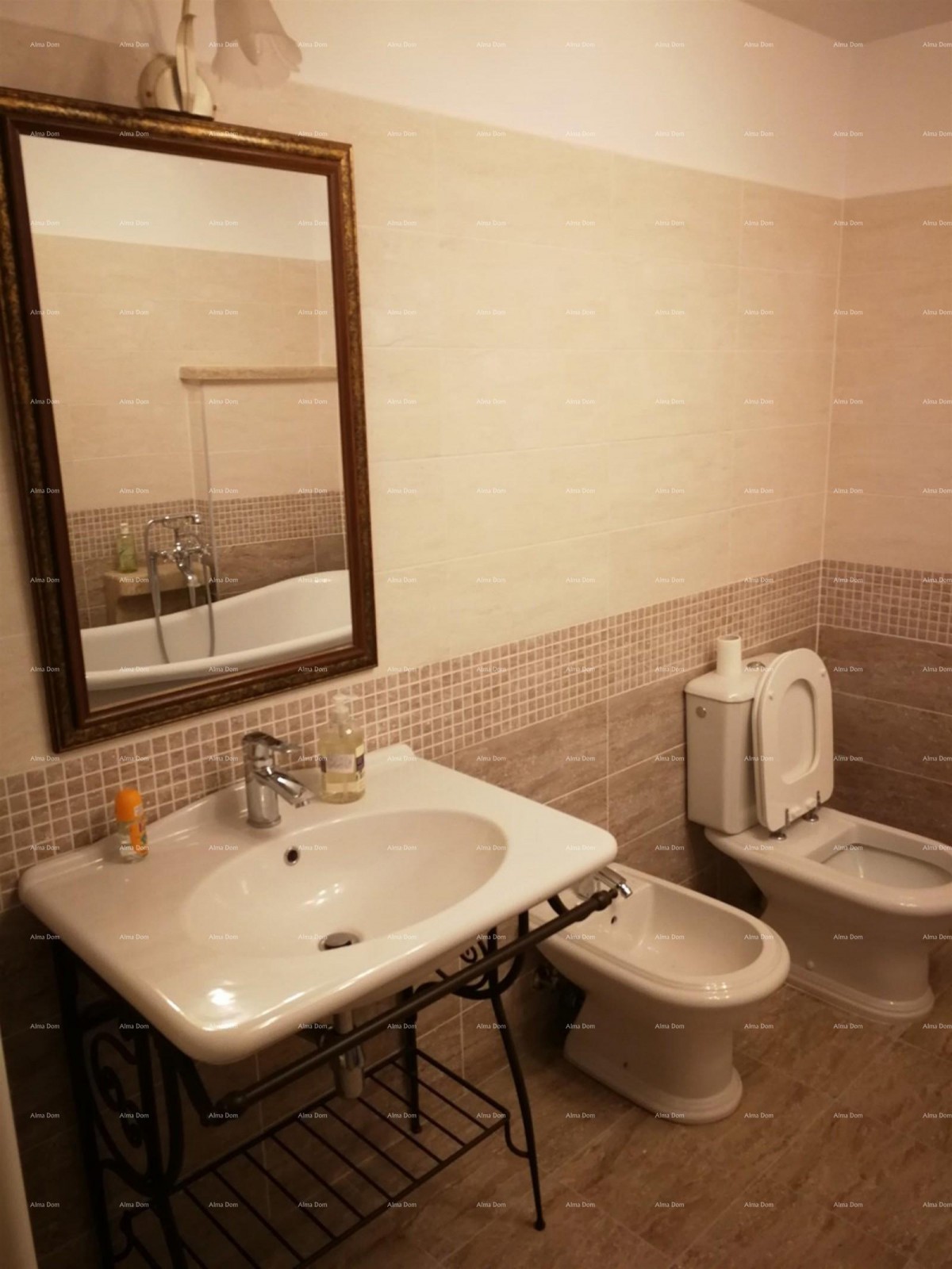 Лабин околица, Каменный дом с бассейном и большим двором 13