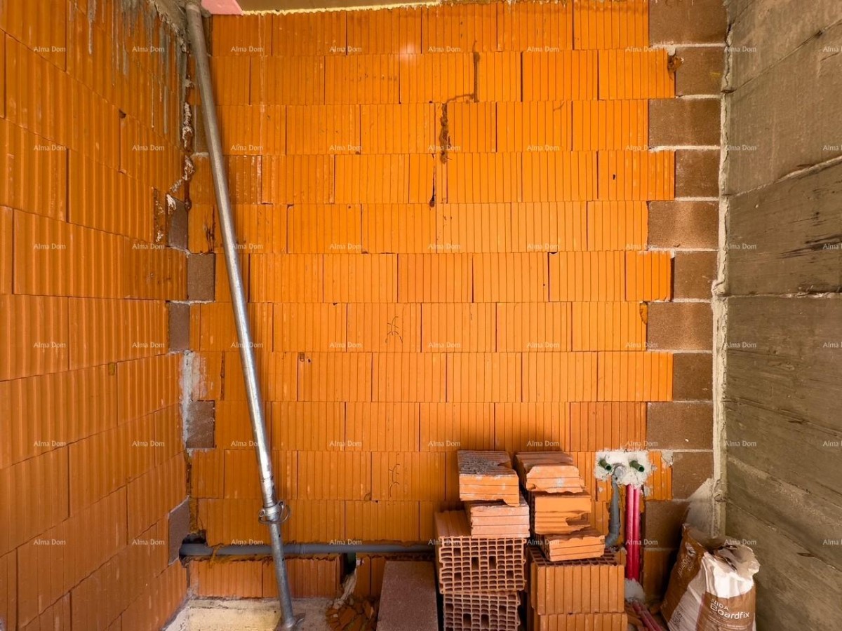 Продается квартира на втором этаже небольшого дома! 32