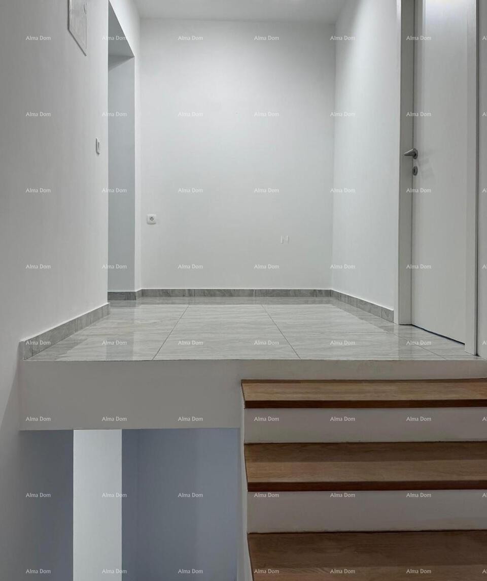 POREČ, Ristrutturata casa in pietra con vista mare 9