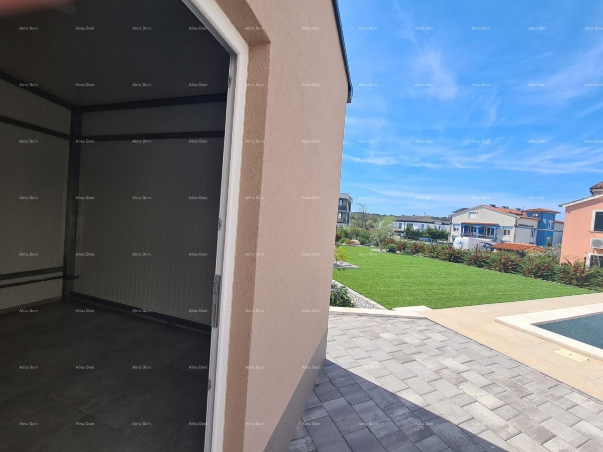 Современный оазис с бассейном и собственным садом в Банйолах 36