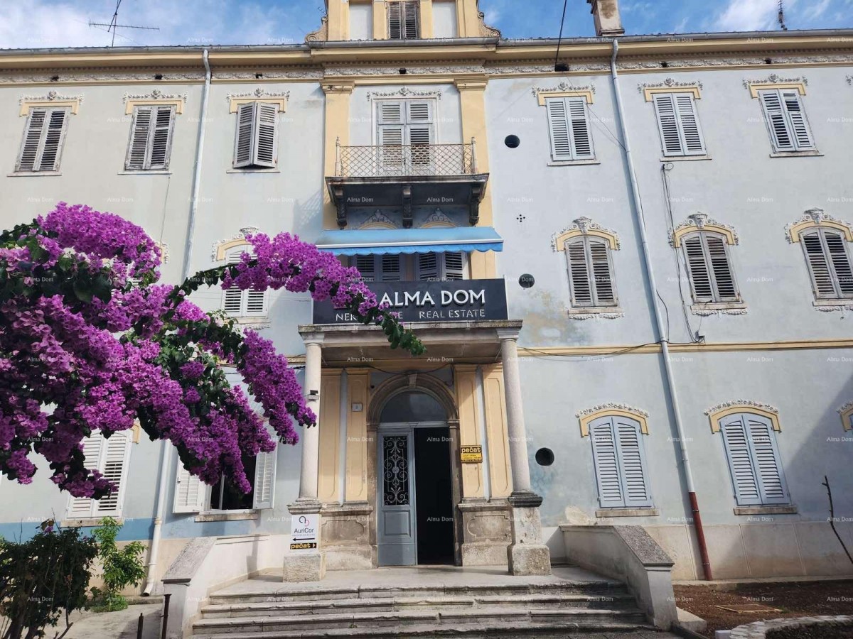 Pula, strogi center, stavbe z vrtovi, Stan v zgodovinskem jedru mesta. Lokacija: Istarska ulica. 1