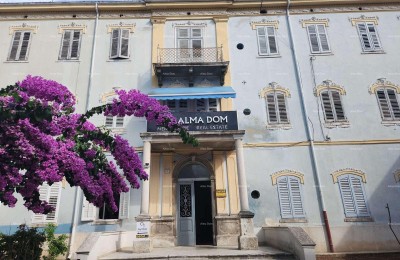 Pula, strogi center, stavbe z vrtovi, Stan v zgodovinskem jedru mesta. Lokacija: Istarska ulica.