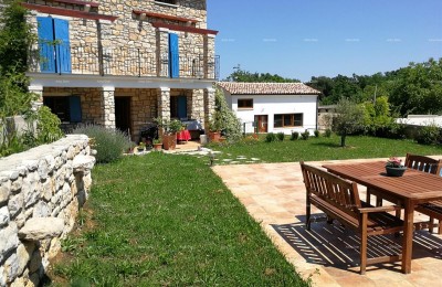 Лабин околица, Каменный дом с бассейном и большим двором