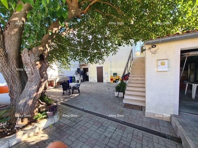 Poslovno-stambena zgrada pored mora, Medulin! 11