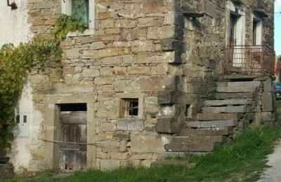Excellent opportunity! Stone house for renovation with a large yard, near Buzet!
