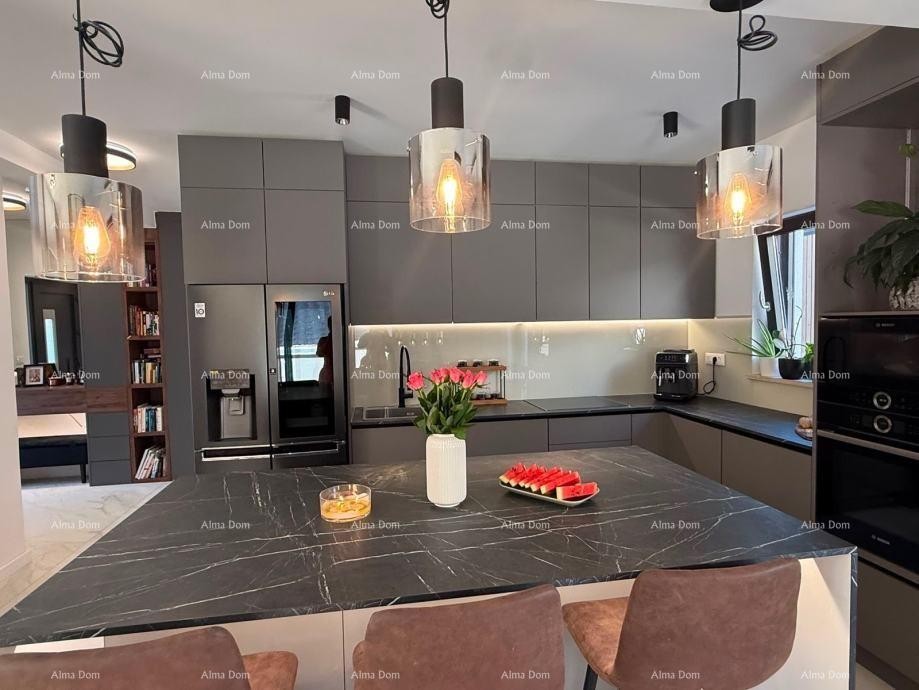 DVOETAŽNI APARTMA S PRIVATNIM BAZENOM IN VELIKO ZEMLJIŠČE – POREČ 13