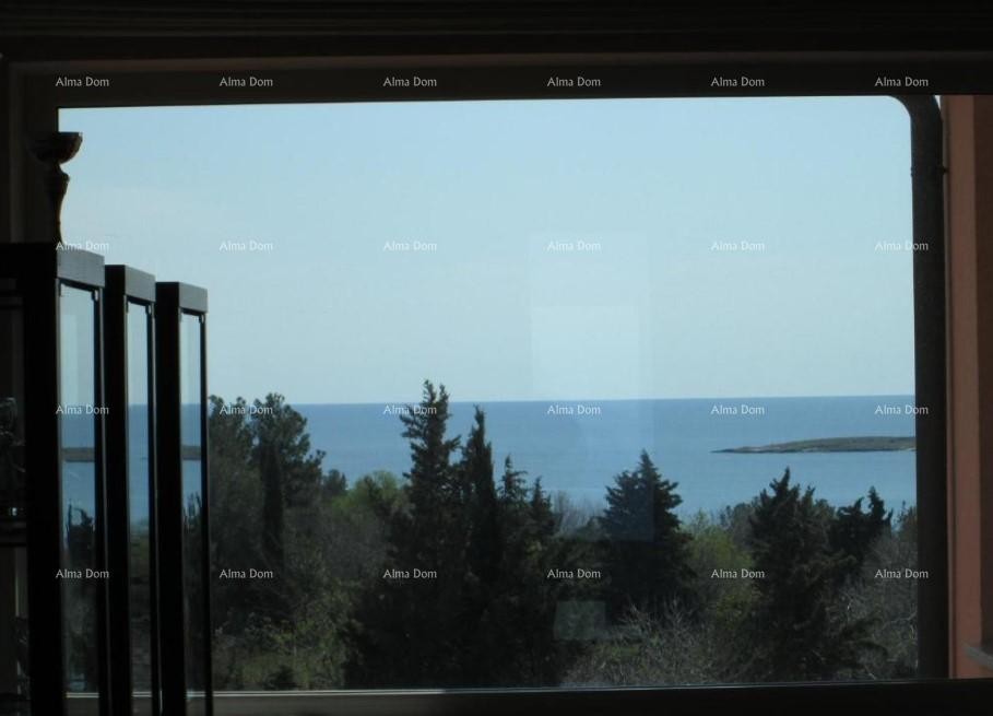 House with 5 apartments for sale with sea view, Premantura 35