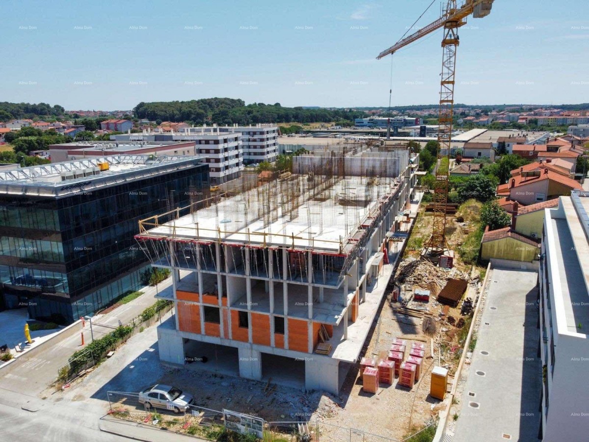 Pula! Edificio residenziale moderno con ascensore, vicino al centro. S43 18