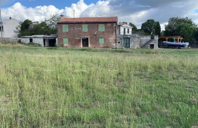 Канфанар, строительный участок 2.450 м² со старым каменным домом и видом на море