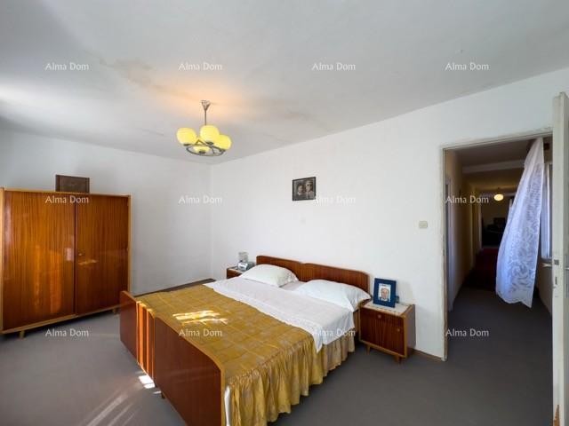 We are selling a large detached house with a spacious yard! 28