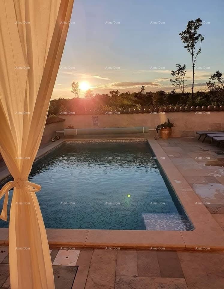 Красивый дом с бассейном, утопающий в зелени! 17