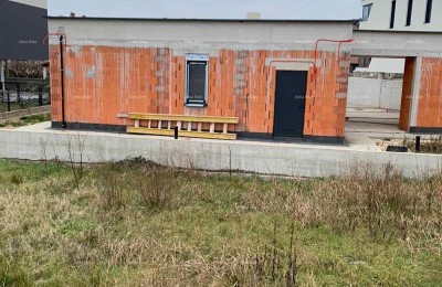 For Sale: Villa with Pool, apartment and summer kitchen, Pula