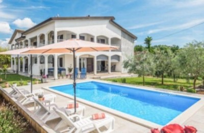 POREČ, Samostoječa hiša s bazenom in 5 stanovanjskimi enotami