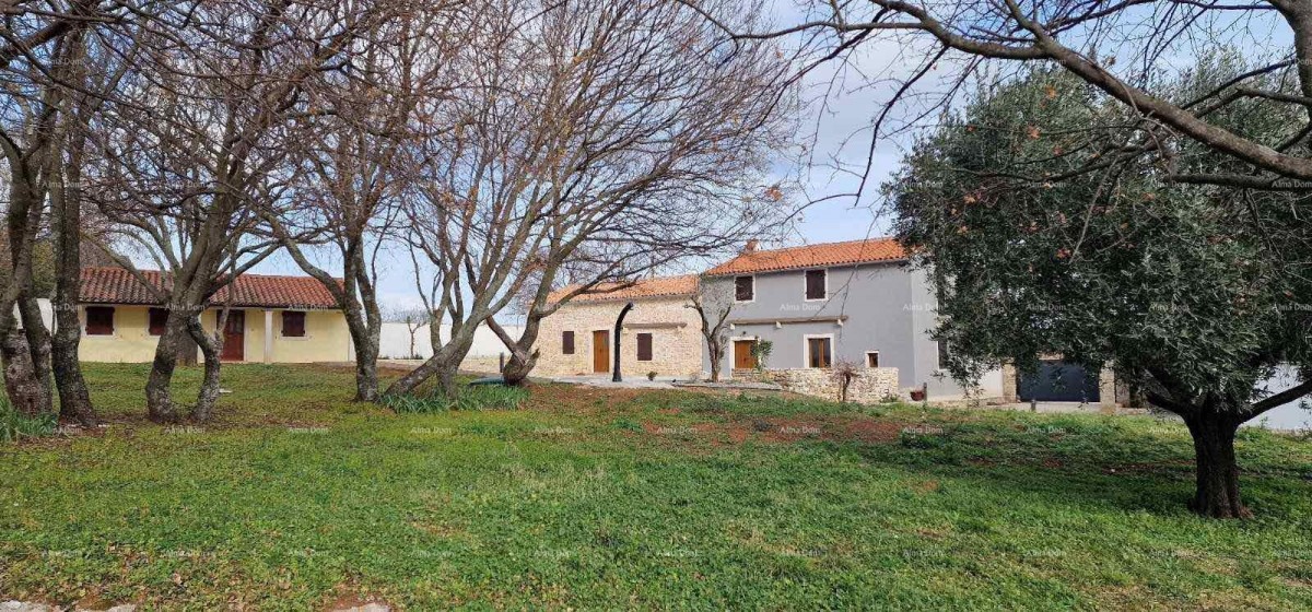 Na prodaju kuća s bazenom i dvorištem – mirno selo kraj Barbana 2