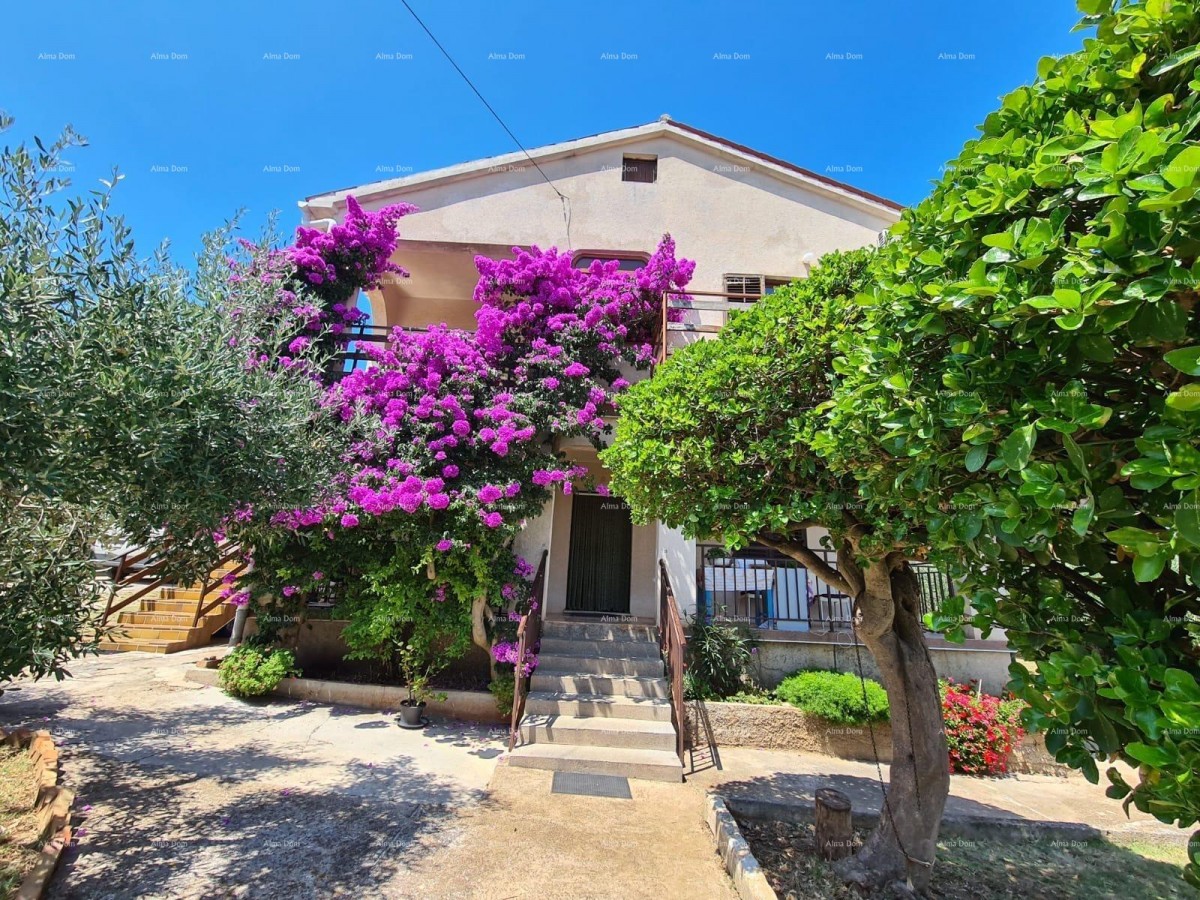 Sale of a house with two residential units, an auxiliary building, and a garage, Ližnjan! 2