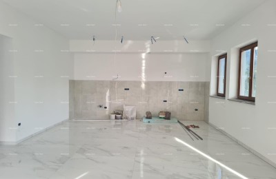 Poreč – spacious ground floor apartment with a yard