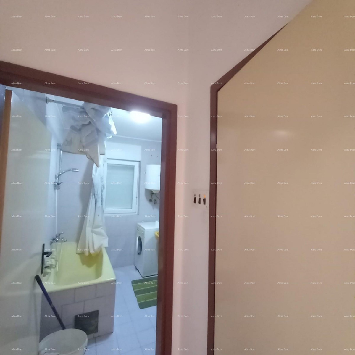 Prodaja, Ližnjan , kuća u nizu sa tri apartmana. 28