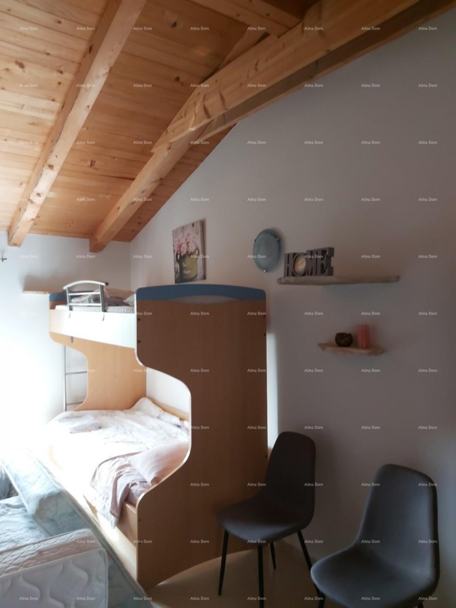 Na prodaj je hiša s kletjo, veliko teraso, dvema trisobnima stanoma in dvoriščem. Odlična priložnost za naložbo! 18