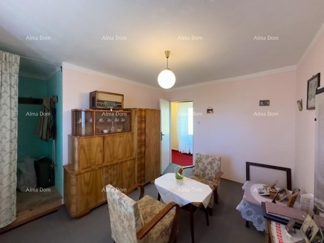 We are selling a large detached house with a spacious yard! 22