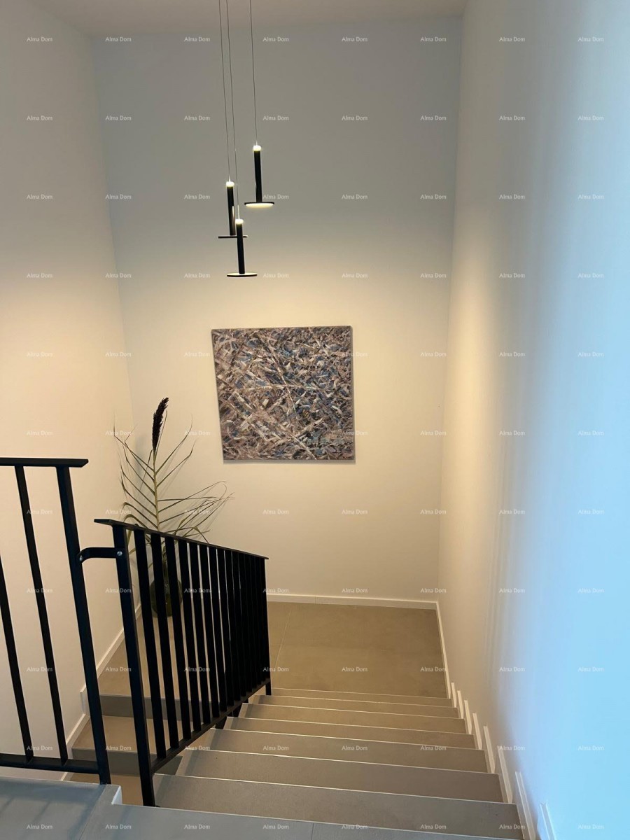 Vendesi una casa moderna con piscina situata in un idilliaco villaggio vicino a Rovigno. 10